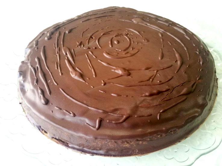 TARTA BORRACHA DE CHOCOLATE Una tarta borracha de chocolate sin gluten y vegana formada por bizcocho con almibar cubierto de