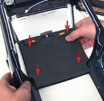 Introduce el saliente del soporte en el orificio de la parte trasera del retrovisor.