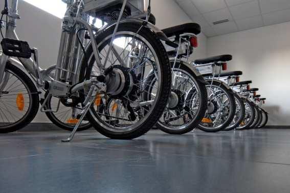 2) Una flota de 20 bicicletas eléctricas con pila de combustible de 250W estará disponible en las instalaciones de la