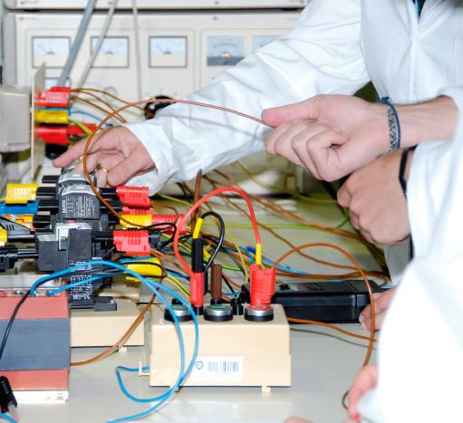 INSTALACIONES Los estudiantes del Grado en Ingeniería Eléctrica tienen a su disposición laboratorios como los de Física, Química o Materiales para aplicar los contenidos teóricos aprendidos.