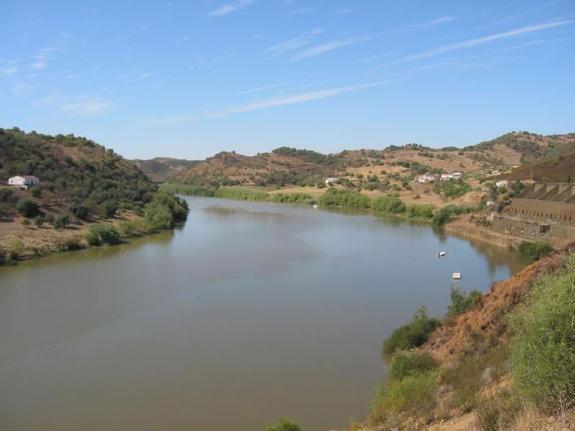 A lo largo de esta zona el agua llevara dirección oeste, entrando así en Extremadura, principalmente por Badajoz, la ciudad mas grande y con mas