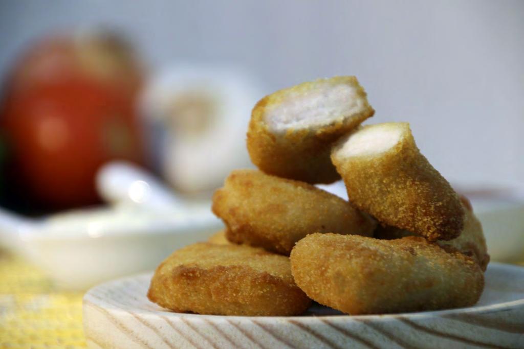 Nuggets Nuestras piezas de pollo especiado y empanadas, se presentan listas para ser preparadas en unos minutos.