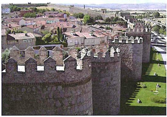 LA VIDA EN LAS CIUDADES: La ciudad medieval era rodeada por gruesos y altos muros, con puertas que eran cerradas a la noche. Las calles eran sinuosas y las casas estaban hechas de madera.