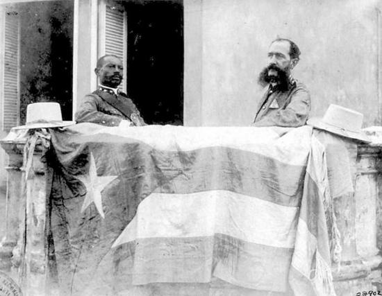www.juventudrebelde.cu El Mayor General, junto al coronel Augusto Arnao, con la bandera de la invasión.