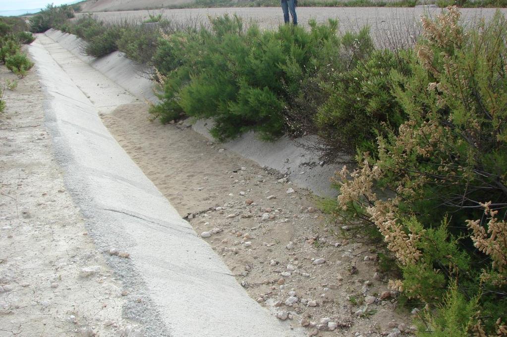 Como consecuencia de la erosión se depositan sedimentos en las cunetas que no pueden evacuar el exceso de