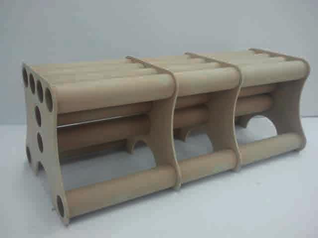 Cartón + MDF Mobiliario hecho a base de tubos de cartón reciclado y láminas de madera MDF.