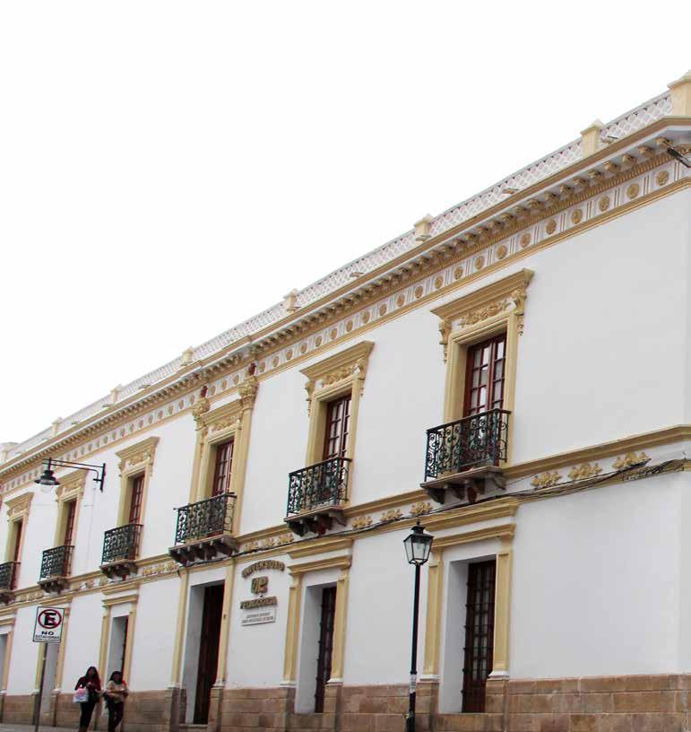Antecedentes La Universidad Pedagógica (UP) es una entidad desconcentrada del Ministerio de Educación con sede central en la ciudad de Sucre del departamento de Chuquisaca.