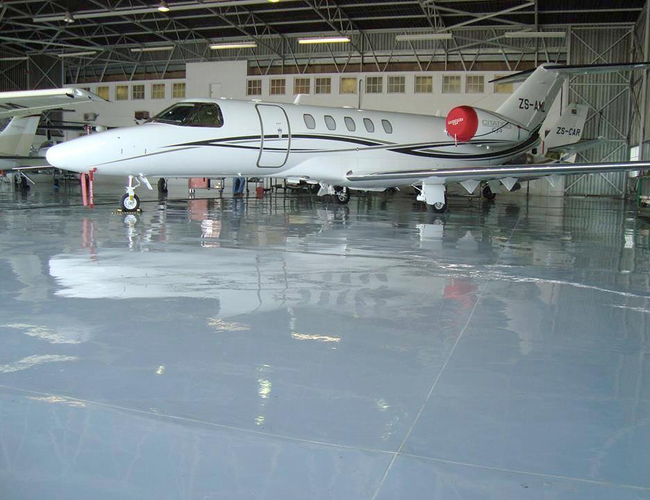 / HERMETICTM Aircraft Floor Resinas Epoxi - Industria Es un recubrimiento resinoso de alto rendimiento, autonivelante diseñado para hangares y suelos aeroespaciales especiales.
