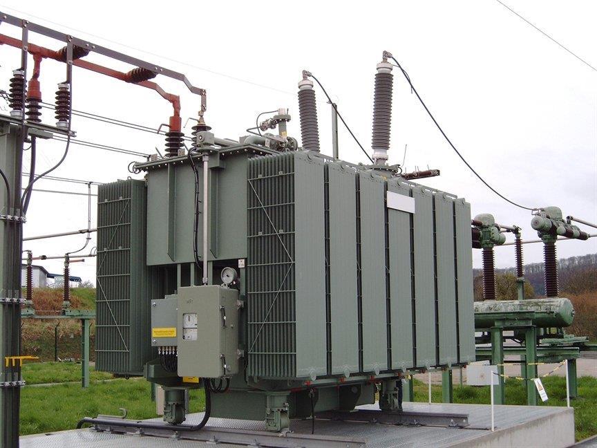 En las instalaciones grandes pueden necesitarse varios niveles de voltaje, lo que se logra instalando