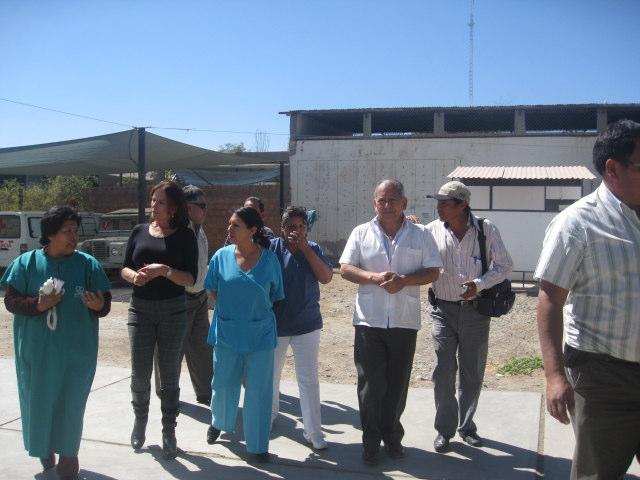 VISITA AL CENTRO DE SALUD En compañía del alcalde David Inofuente, la Congresista visitó las instalaciones del Centro de Salud de La Joya, recibiendo del Dr.