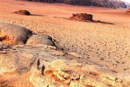 FEYNAN / WADI RUM: Camellos- 6hrs Desayuno. Salida hacia Wadi Rum, el desierto de Lawrence de Arabia y conocido como el Valle de la Luna. Valle desértico situado a 1.
