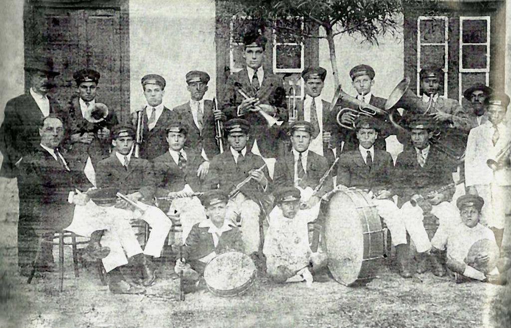 La banda de música, dirigida accidentalmente por don Alonso Cabrera, desempeñó como siempre, su cometido con el mayor acierto, no obstante hallarse en disolución por cominerías tan propias de los
