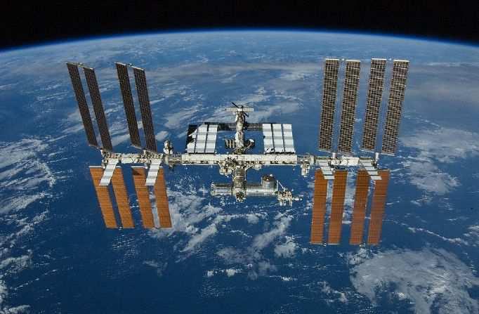 Slide 36 / 57 La estación espacial experimental (ISS) La Estación Espacial Internacional (EEI) es un centro de investigación, cuya construcción orbital empezó en 1998.