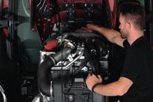 El filtro de aire del motor está ubicado en una posición que facilita las operaciones de limpieza y mantenimiento. 3.