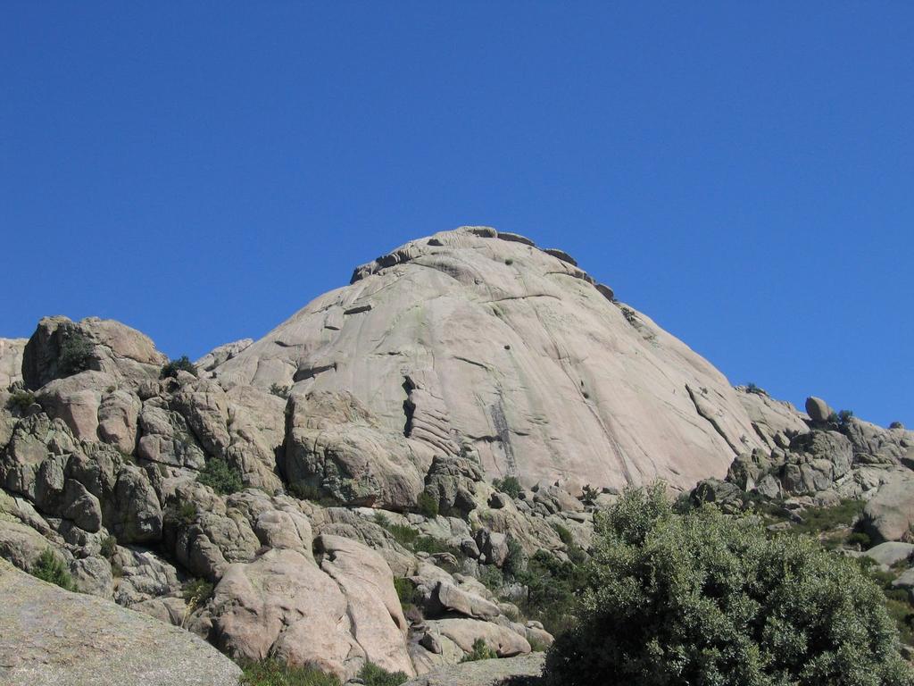 escamación da rocha, o que da lugar a unha paisaxe suavemente