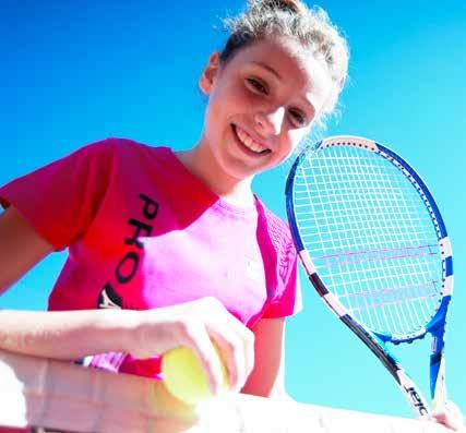 academia junior SUB 9 Siguiendo las directrices oficiales de la Federación Internacional de Tenis (ITF), ofrecemos cursos con bolas más lentas, pistas más pequeñas y juego fácil.