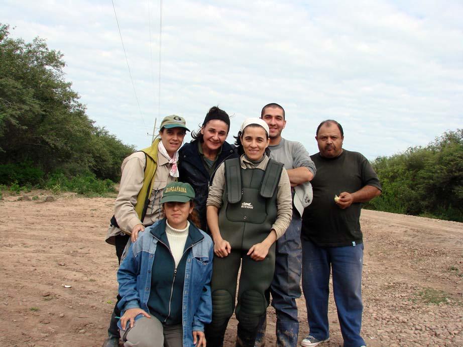ProBiota, Serie Técnica y Didáctica 21(18)-2013 9 Junto a compañeros de colecta en La Unión, Salta, 2008 De izquierda a derecha, atrás: Ornitóloga Ada