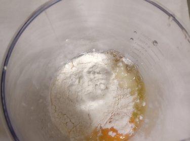 Triturar los huevos, el platano, la harina y el