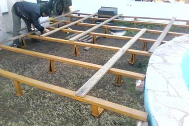 Una alternativa de bajo costo para nivelar en deck, es construir fajas sobre el contra piso donde serán apoyadas las alfajías flotantes.