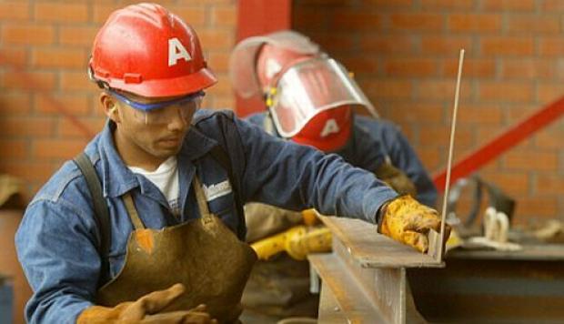 Es necesario re direccionar las especialidades en la formación de los profesionales con la finalidad de promover una formación acorde con las demandas del mercado laboral En Perú, la mayor demanda de