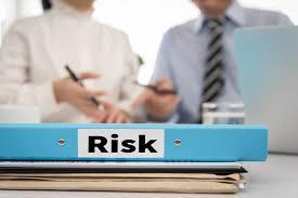 El auditor de acuerdo con la Norma internacional de auditoria 240 debe identificar y evaluar los riesgos de errores de importancia relativa debidos a fraude en