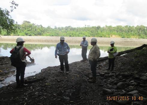 Equipo del PMAC y de PPC verificando el agua de la quebrada que desemboca en el Río Urubamba. No se realizó ninguna observación.