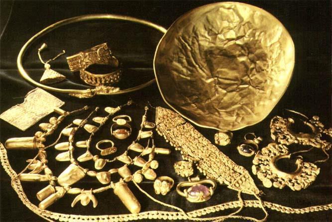 Está compuesto por 25 piezas (22 joyas y 3 útiles) Materiales: Realizadas en principalmente en oro, gemas semipreciosas (amatista, turquesas, jaspe.