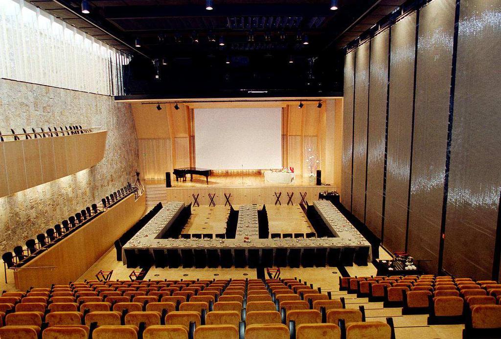 PETIT PALAU El Petit Palau és un auditori modern inaugurat el 2004, amb unes condicions acústiques excel lents i equips audiovisuals d'alta tecnologia.