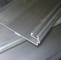 Detalle de una lama de aluminio de aleación especial, material que se destaca por su robustez y resistencia, ligereza e inalterabilidad frente al acero galvanizado.