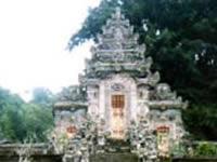 Situado a unos 45 minutos de Nusa Dusa. Es uno de los templos más espectaculares de la Isla de Bali.
