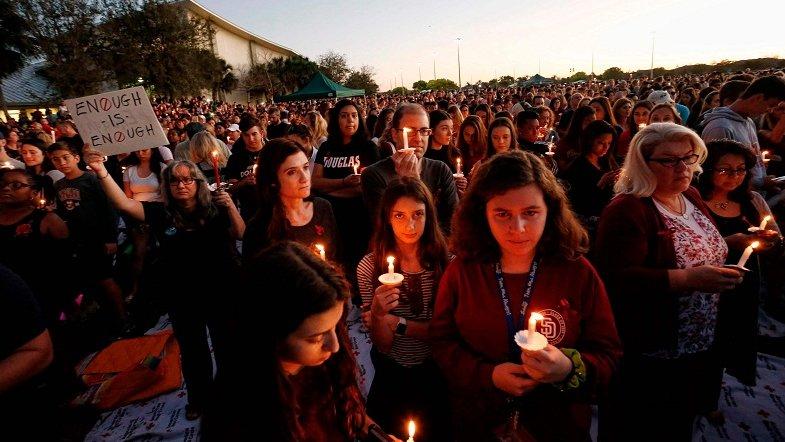 www.juventudrebelde.cu 15 de febrero de 2018, cuando cientos de manifestantes hicieron una vigilia con velas para conmemorar a las víctimas del tiroteo en la escuela secundaria de Parkland.
