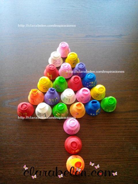 Si después del calendario de Adviento queréis reciclarlos podéis adornar el árbol de Navidad con las campanitas y ponerles purpurinas y decoraciones navideñas.