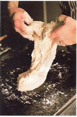 Frote la levadura con la harina con la ayuda de los dedos como si la redujera a unas migas, Sostenga el cuenco con una mano mientras le da la vuelta y mezcle los ingredientes del cuenco con la otra