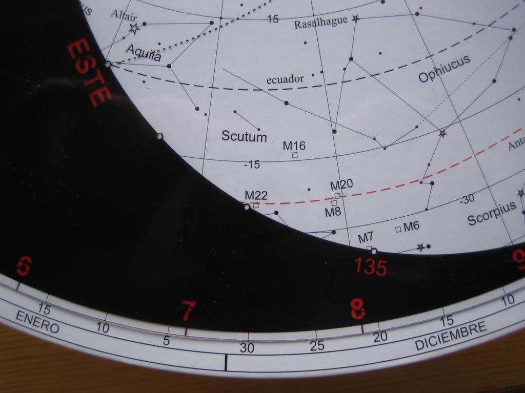 Podemos ya averiguar todo lo que queramos. Cuáles serán sus coordenadas? La ascensión recta unas 18 h 4 m y la declinación 23º S.