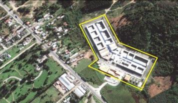 13 con las siguientes características: Establecimiento Penitenciario Santiago 1, con una capacidad de 4.000 internos, emplazado al interior de la propiedad de Gendarmería de Chile, en Avda.