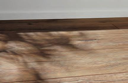 El expresivo suelo laminado de roble (diseñado a imagen y semejanza de la naturaleza con veteado