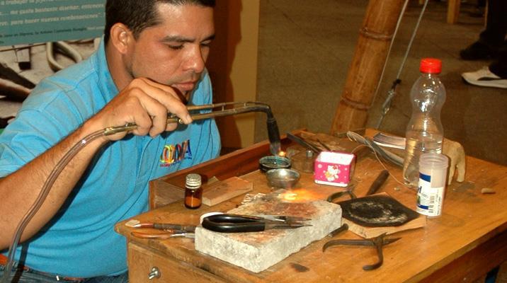 1. Formación y Capacitación 1. Programa Nacional de Joyería El programa contribuye al mejoramiento continuo de la productividad y la competitividad del trabajo de los joyeros artesanales del país.