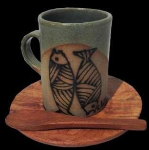Set 1 taza de café con plato y cuchara de madera COD: *CORCER026 Set de una taza de gres para café, acompañado de platillo y cuchara de madera realizadas por artesanos de la región de la Araucanía.