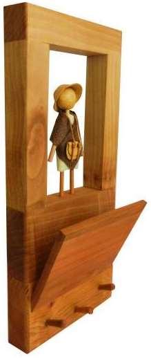 Figura de madera y cerámica enmarcado portallaves y cartas COD: *EXNOST026 Portallaves y cartas que posee una figura fabricada en madera, cerámica y tela enmarcada en madera nativa, fabricada por