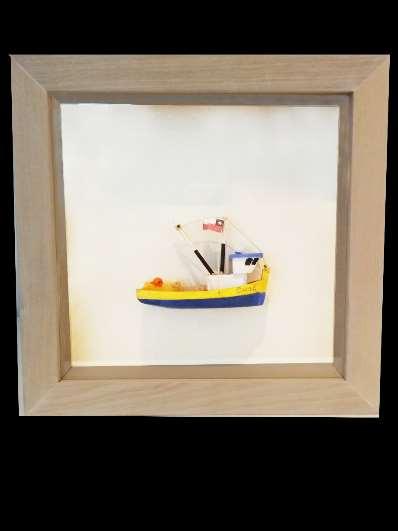 Barco pequeño enmarcado COD: *EXINED038 Hermoso barco a escala inspirados en las embarcaciones tradicionales del paisaje costero del país, elaborado con diferentes maderas pintadas a mano con colores