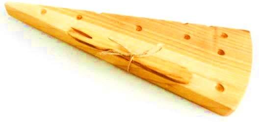 Tabla madera con forma de queso COD: *CORMAD069 Tabla de madera con forma de queso realizada por artesanos de la Región de la Araucanía. Posee grabado láser de la tabla. Presentación en bolsa kraft.