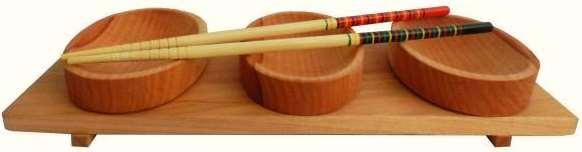 Tabla de madera para sushi COD: *CORMAD104 Tabla de madera con tres pocillos de raulí, realizados por artesanos del sur de Chile. Medidas: 27 x 9 cm.