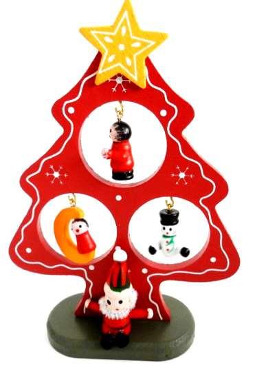 Pino navideño madera pequeño COD: *CORNAV014 Hermoso pino navideño pintado con figuras para colgar, ideal para el escritorio. Presentado en cajita con mica transparente. Dimensiones: 12,5 * 15 CM.