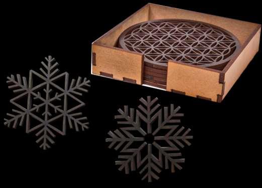 Set Posavasos Navideños COD: *CORNAV037 Caja de madera con seis posavasos con originales diseño navideños. Dimensiones: 10 x 10 cm Incluye grabado láser. Presentación en bolsa de papel kraft.