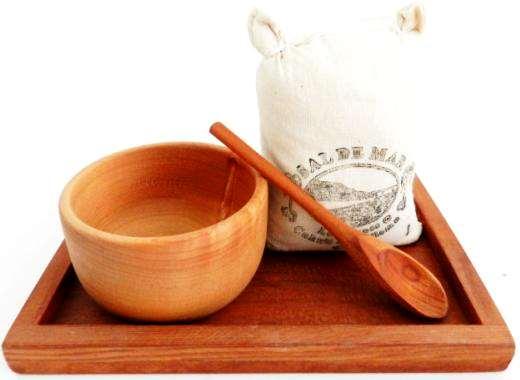 Pocillo y tabla de madera con sal Cáhuil COD: *CORGOU098 Pocillo, cucharita y tabla pequeña de madera realizados por artesanos de la Región de laaraucanía.