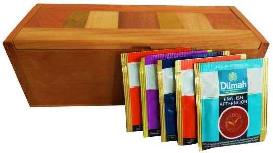 Caja de madera con té COD: *CORHIE002 Caja de madera nativa grabada con el logo de la empresa. Posee 3 divisiones interiores e incluye 15 bolsitas de variedades de té Dilmah.