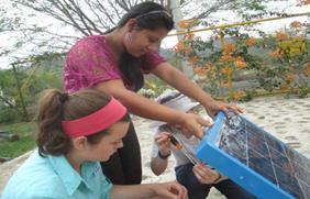 Sistemas solares Semilla de Sol -Guatemala Formación de las mujeres como técnicas solares: el montaje, instalación o reparación Apoyo a las mujeres como agentes de venta: tiendas del grupo,