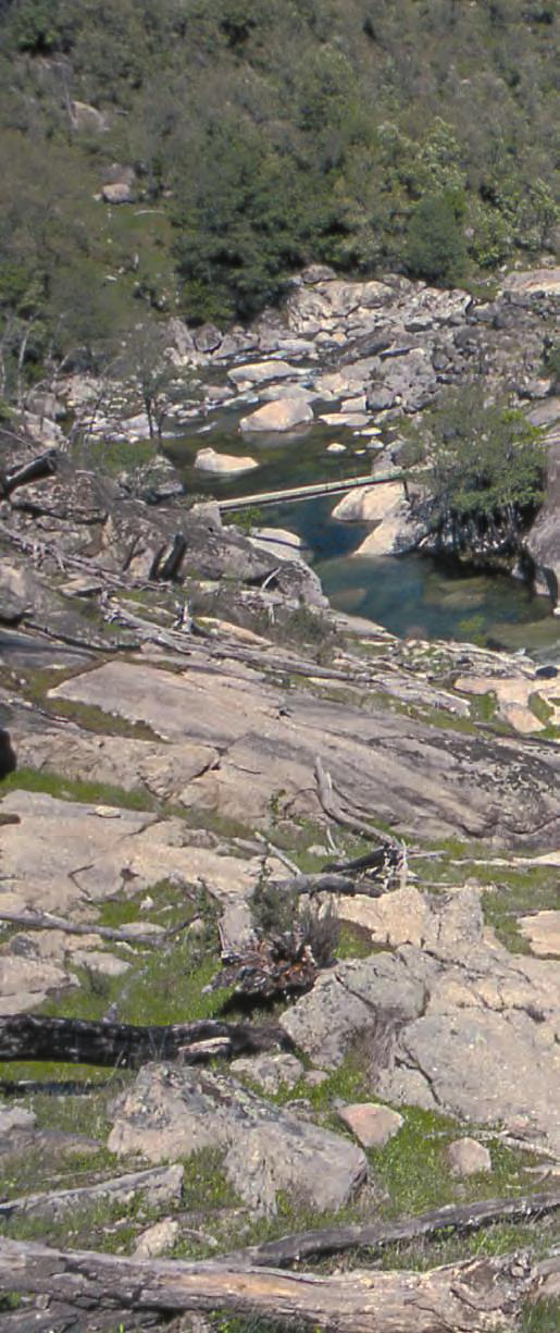 El agua procedente de las cumbres de la Sierra de Tormantos ha labrado sobre el cauce granítico de la Garganta de los Infiernos un espectacular modelado erosivo constituido por ocho grandes formas
