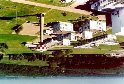 Centro Atómico Ezeiza Reactor RA 3: 5 MW (10 MW) Producción de Radioisótopos Mo 99 (fisión); I 131 ; P 32 ; Cr 51 ; Sm 153 ; Ir 192 : Hf 181 ; Hg 197 ; Hg 203 ; Na 24 ; K 42 ; Br 82 Ciclotrón CP-42