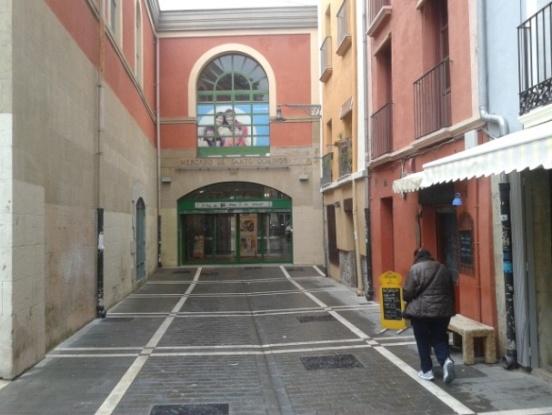 { El edificio del Mercado Municipal de Santo Domingo, de propiedad municipal, se remodelaba en el año 1986 y experimentaba una última remodelación en el año 2004; en este año se dejaba libre una de